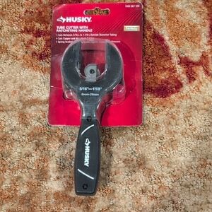 Black Tube Cutter with Ratcheting Handle